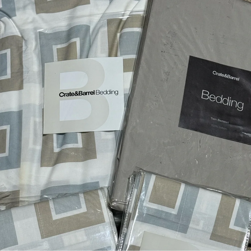 Crate & Barrel Times Square twin set 1 duvet cover,2 standard shams &1 bedskirt